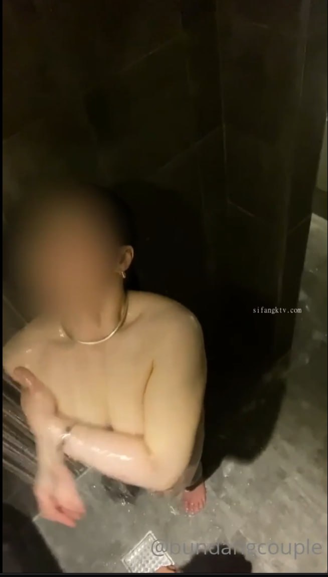 导师操了一个学生并用生物材料填充了她的阴部